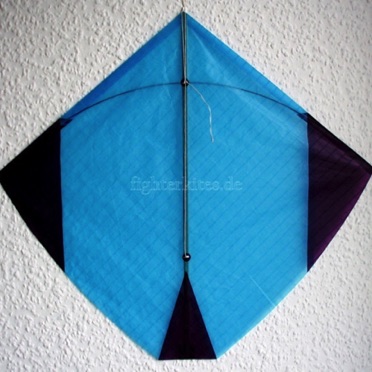 Segel: appliziert
Segelmaterial: Ripstop-Nylon
Bogenstab: Carbon 1,2 mm
Mittelstab: Bambus
Gesamtgewicht: 7,0 g Segel: appliziert
Segelmaterial: Ripstop-Nylon
Bogenstab: Carbon 1,2 mm
Mittelstab: Bambus
Gesamtgewicht: 7,0 g